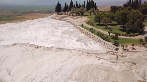 Вид з повітря на травертини Памуккккале (Туреччина) — стокове відео
