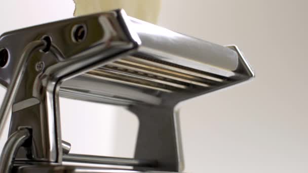 Zelfgemaakte Pasta maken op een snijmachine — Stockvideo