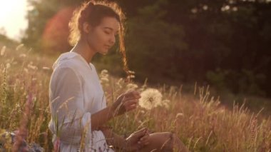 Doğada ücretsiz mutlu kadın açık havada