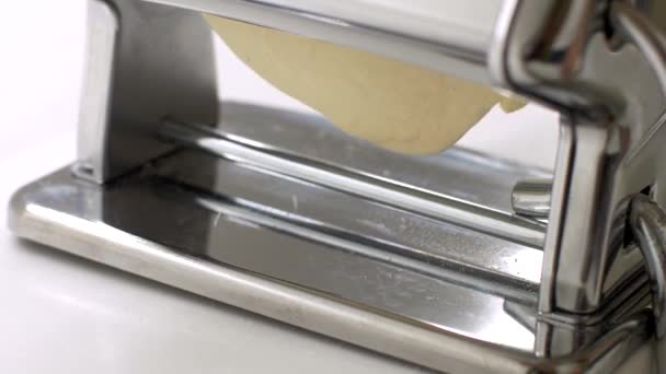 Hecho en casa hacer pasta en una máquina de corte — Vídeo de stock