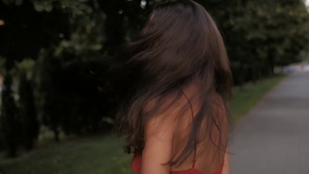 Mode vrouw portret in rood dress. — Stockvideo