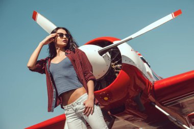 Kadın pilot ve uçak