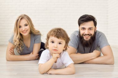 Anne Baba Oğul Yerde Yatıyor. Stüdyo portre çekimi.