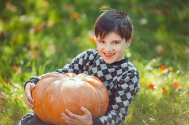 Balkabağı ile Oynayan Çocuk