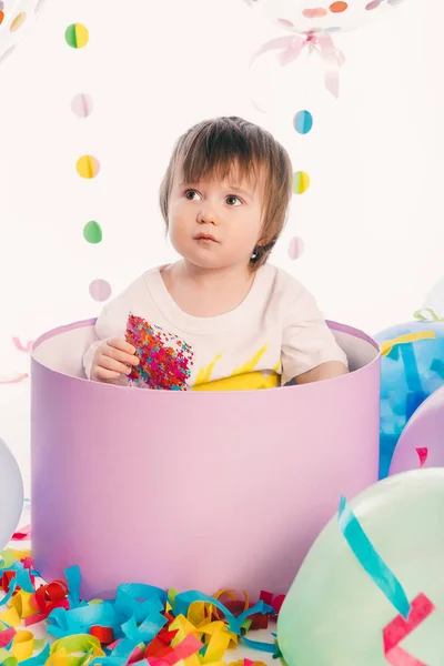 Kleiner Junge rund um Geburtstagsdekoration — Stockfoto