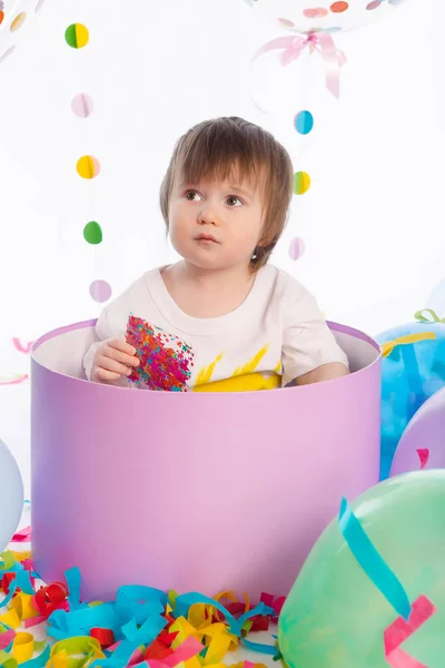 Kleiner Junge rund um Geburtstagsdekoration — Stockfoto