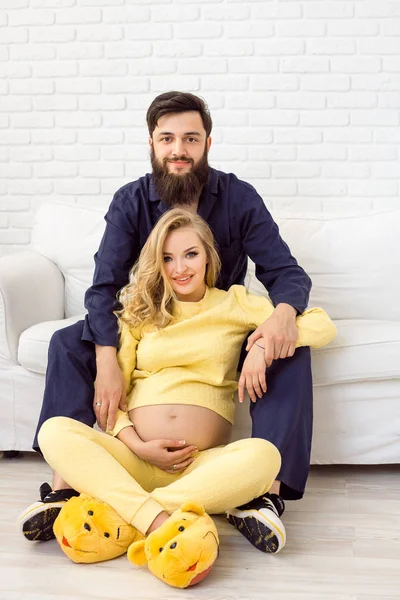 Glücklicher Lebensstil der Familie. junges Paar erwartet ein Baby. — Stockfoto