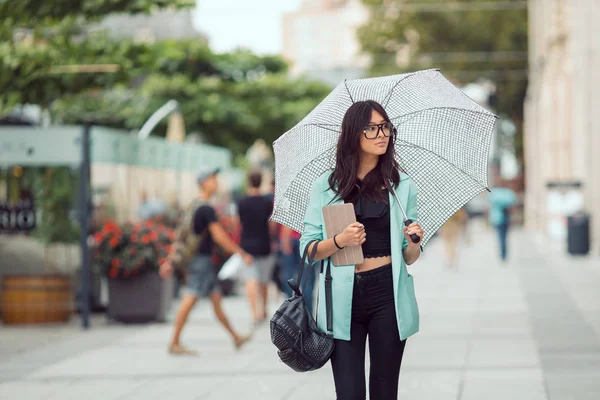 Beautiful asian young woman using tablet in the city — ストック写真