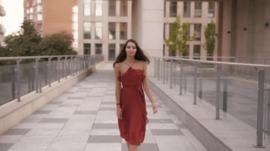 Moda Kadını Şehir Caddesinde.