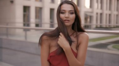 Moda Kadını Şehir Caddesinde.