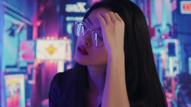 Mujer asiática en la ciudad por la noche. — Vídeos de Stock