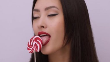 Stüdyoda lolipoplu Asyalı Kadın Moda Portresi