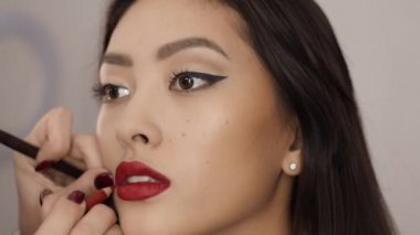 Asyalı Kadın İçin Makyaj Sanatçısı Tamamlandı