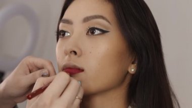 Asyalı Kadın İçin Makyaj Sanatçısı Tamamlandı