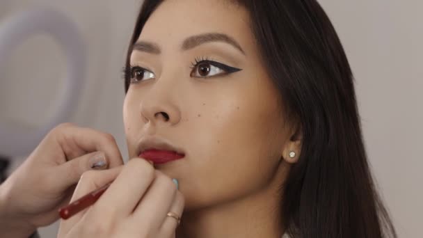 Makeup Artist Complete Make-up for Asian Woman — Stock Video