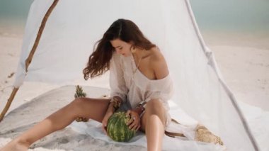 Tropik Sahilde Karpuz Yiyen Kadın