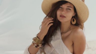 Tatilde Sahilde Dinlenen Kadın