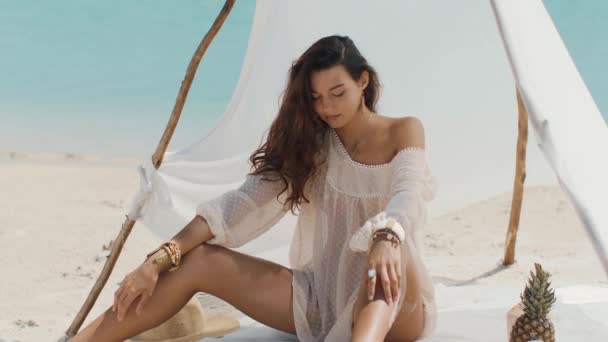 Kvinde hviler på stranden under ferie – Stock-video