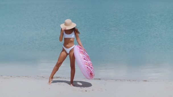 海滩上戴着橡胶圈的女人. — 图库视频影像