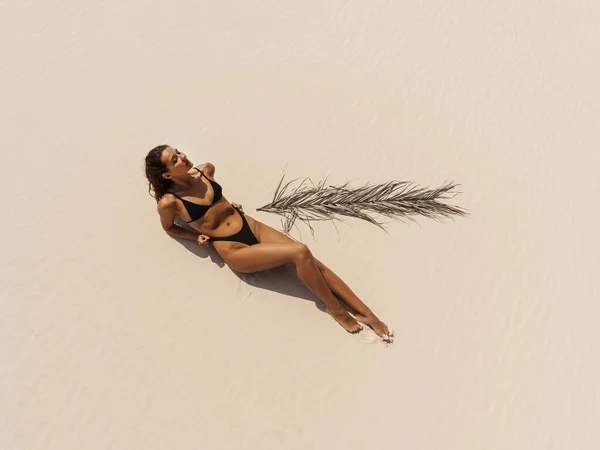 Vue Aérienne Du Haut Du Drone De La Femme En Maillot De Bain Bikini Se Détendant Et bronzer Sur La Plage — Photo