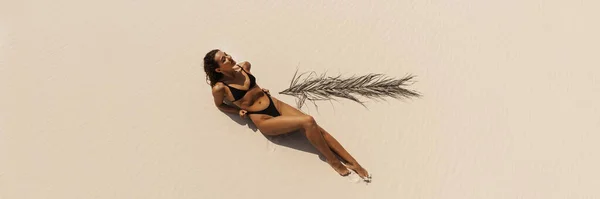 Top Aerial Drone Veduta della donna in costume da bagno Bikini Relax e prendere il sole sulla spiaggia — Foto Stock