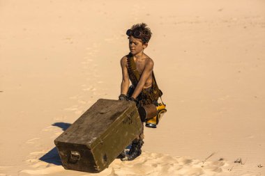 Kıyametçi Savaşçı Çocuk Çölün Çölünde.