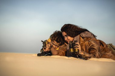 Apocalyptic Woman ve Boy 'u Çorak Topraklara postala