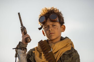 Kıyametçi Savaşçı Çocuk ıssız bir yerde, dışarıda.