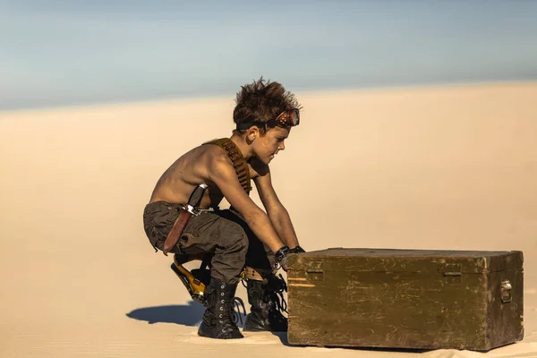 Ragazzo Guerriero post-apocalittico all'aperto in Desert Wasteland — Foto Stock