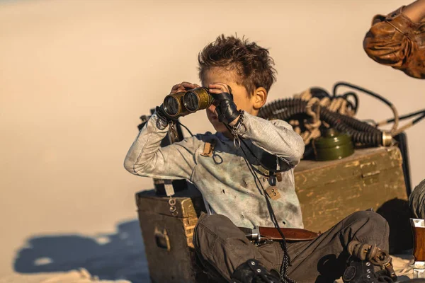 Niño guerrero post apocalíptico al aire libre en un páramo — Foto de Stock