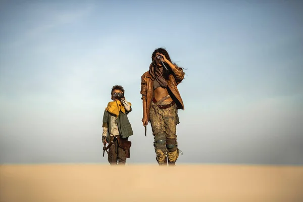 Пост Апокаліптична жінка і хлопчик на відкритому повітрі в пустелі — стокове фото