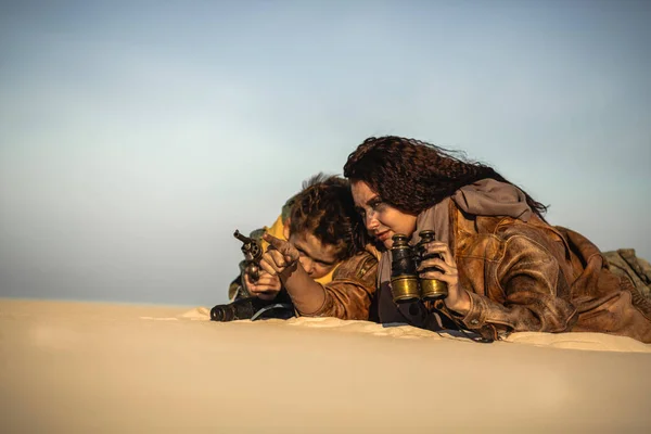 Mujer y niño post apocalípticos al aire libre en un páramo — Foto de Stock