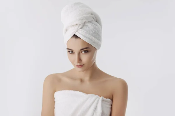 Mulher bonita após o banho no fundo branco — Fotografia de Stock