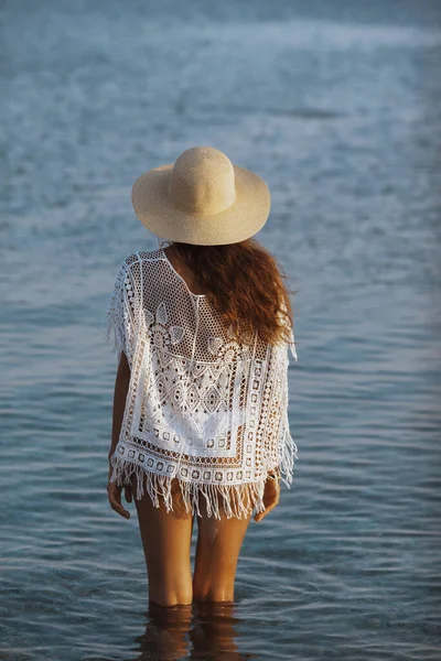 Mujer Descansando en la playa durante las vacaciones —  Fotos de Stock