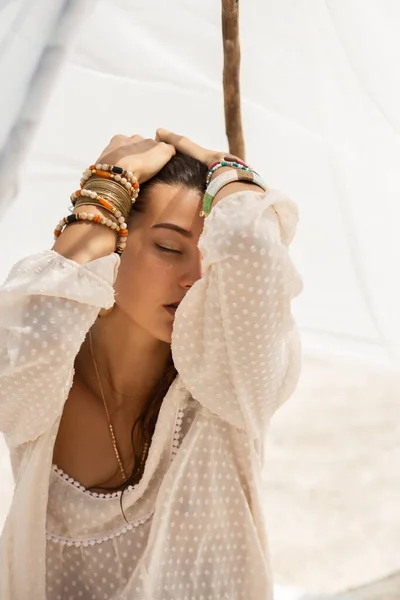 Vrouw rustend op het strand tijdens de vakantie — Stockfoto