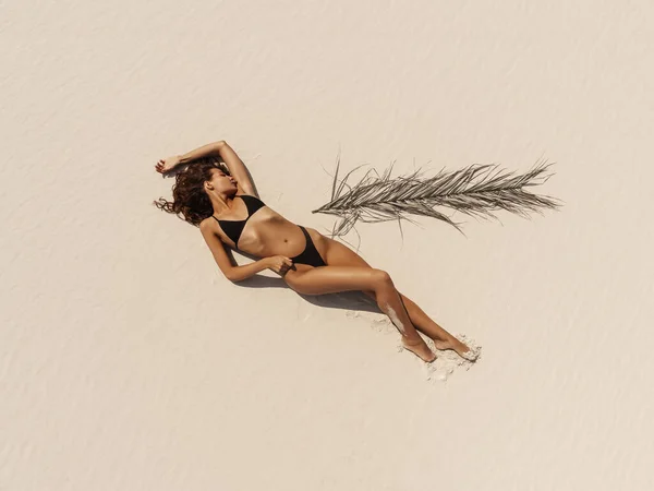 Top Légi drón kilátás nő fürdőruhában Bikini Relaxing and Sunbathing on Beach — Stock Fotó