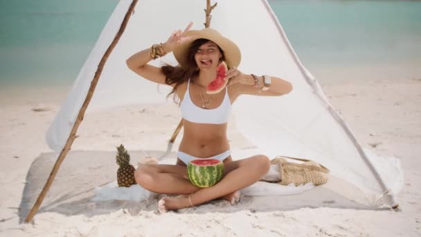 トロピカルビーチでスイカを食べる女性 — ストック動画