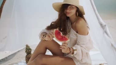 Tropik Sahilde Karpuz Yiyen Kadın