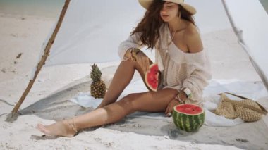 Tropik Sahilde Karpuz Yiyen Kadın