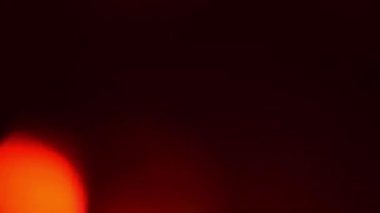 Karanlıkta Kırmızı Işık Fişeği Etkisi. Gerçek Optik Fişek Canlandırması