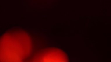 Karanlıkta Kırmızı Işık Fişeği Etkisi. Gerçek Optik Fişek Canlandırması