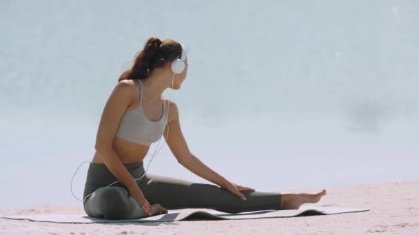 Atrakcyjna kobieta rozciągająca się po treningu fitness — Wideo stockowe