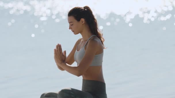 Kobieta w jodze Medytacja Pose na plaży — Wideo stockowe