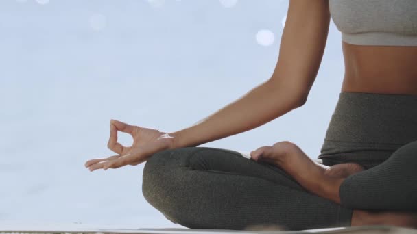Close-up vista da mulher em Yoga meditação dose na praia — Vídeo de Stock