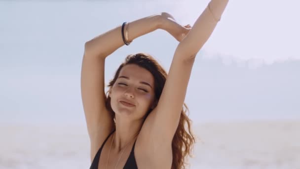 Frau ruht sich im Urlaub am Strand aus — Stockvideo