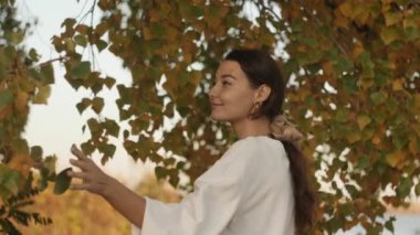 Sonbahar parkındaki kadın