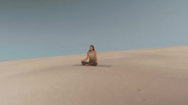 Meditasyondaki Kadın Lotus Doğa Üzerine Poz Verdi