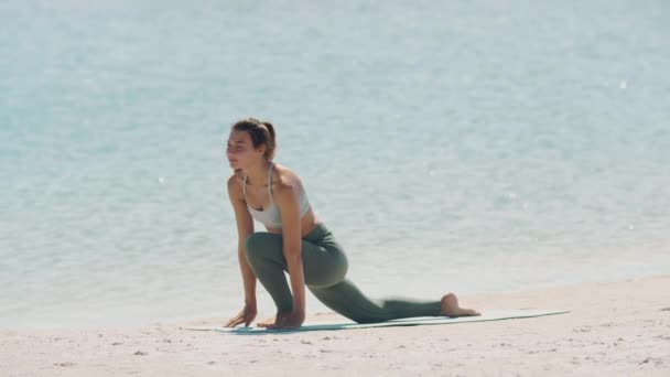 Outdoor Ćwiczenia Sportowe Kobieta na plaży. — Wideo stockowe
