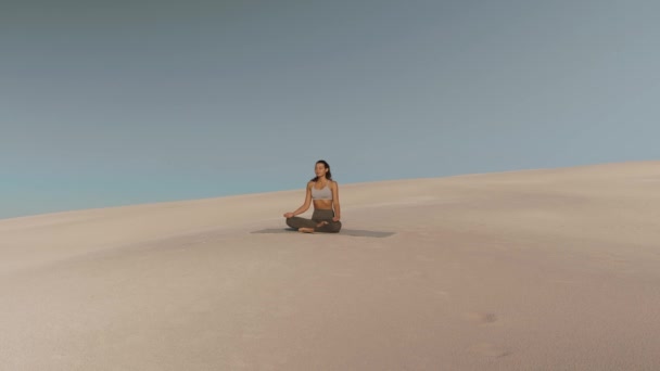 Žena v meditační Lotus Pose Venku na přírodě — Stock video