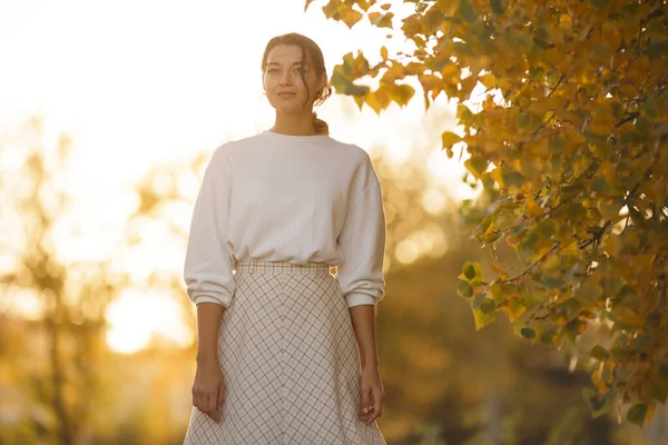 Sonbahar parkındaki kadın